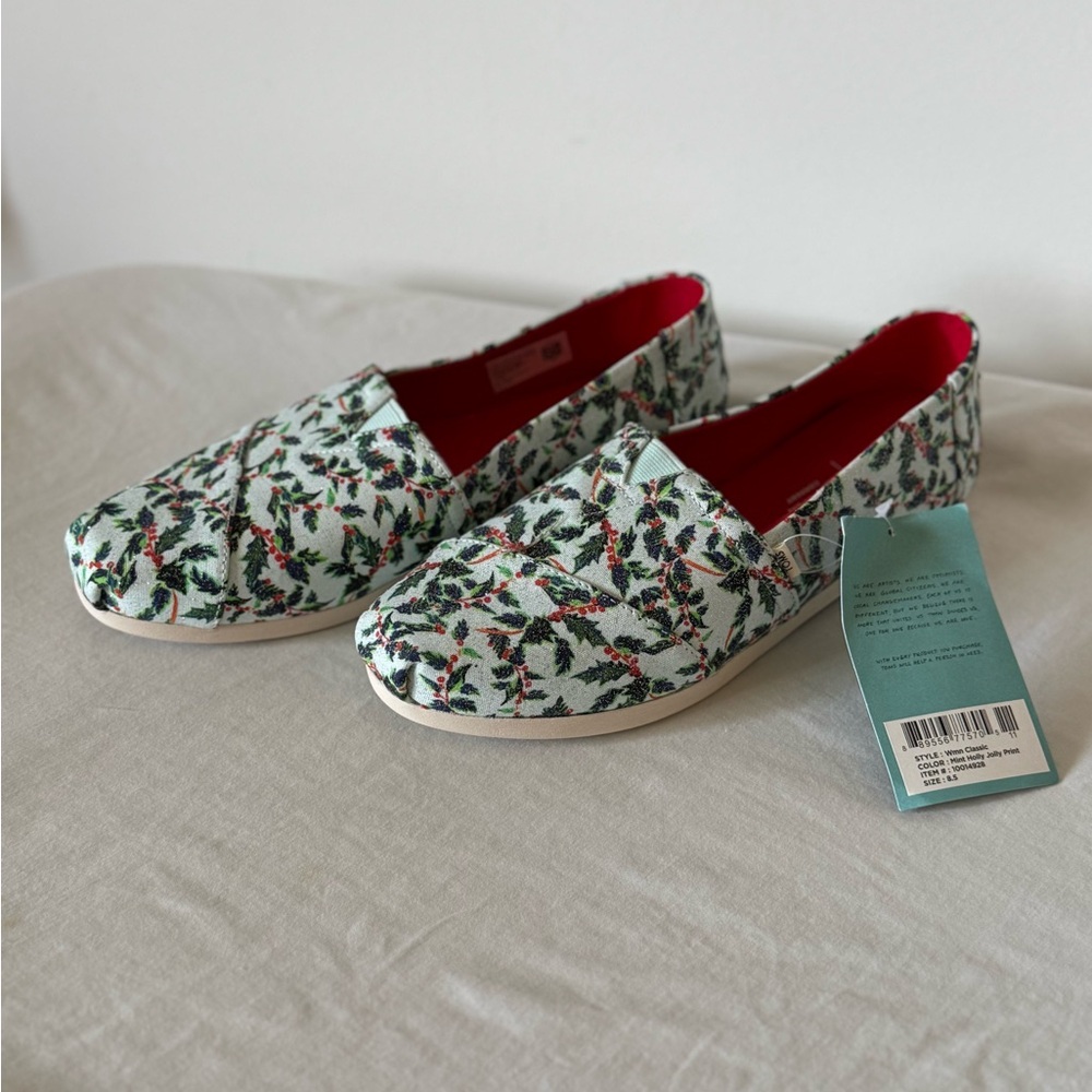 NWT Toms Mint Holly Jolly Print Christmas Shoes 8.5W